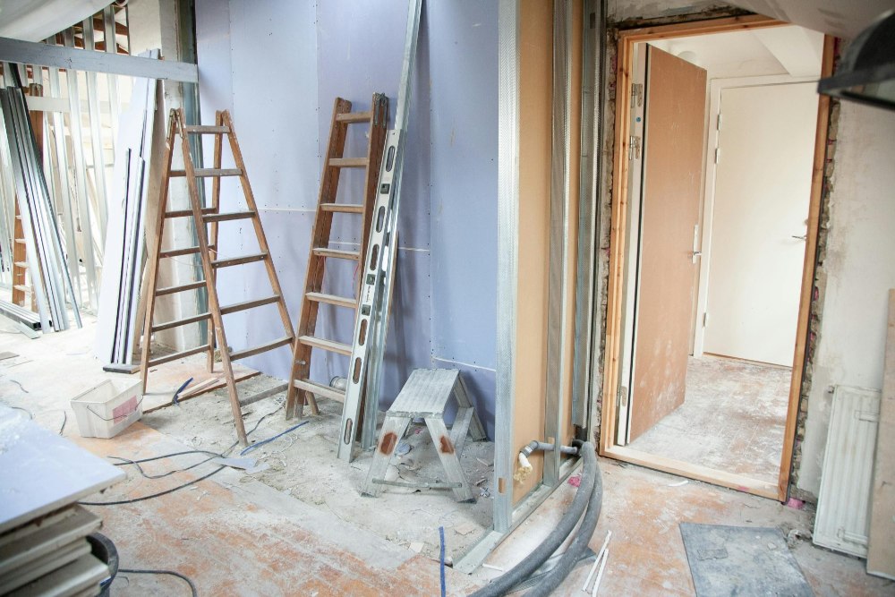Habitación en obras con materiales y escaleras